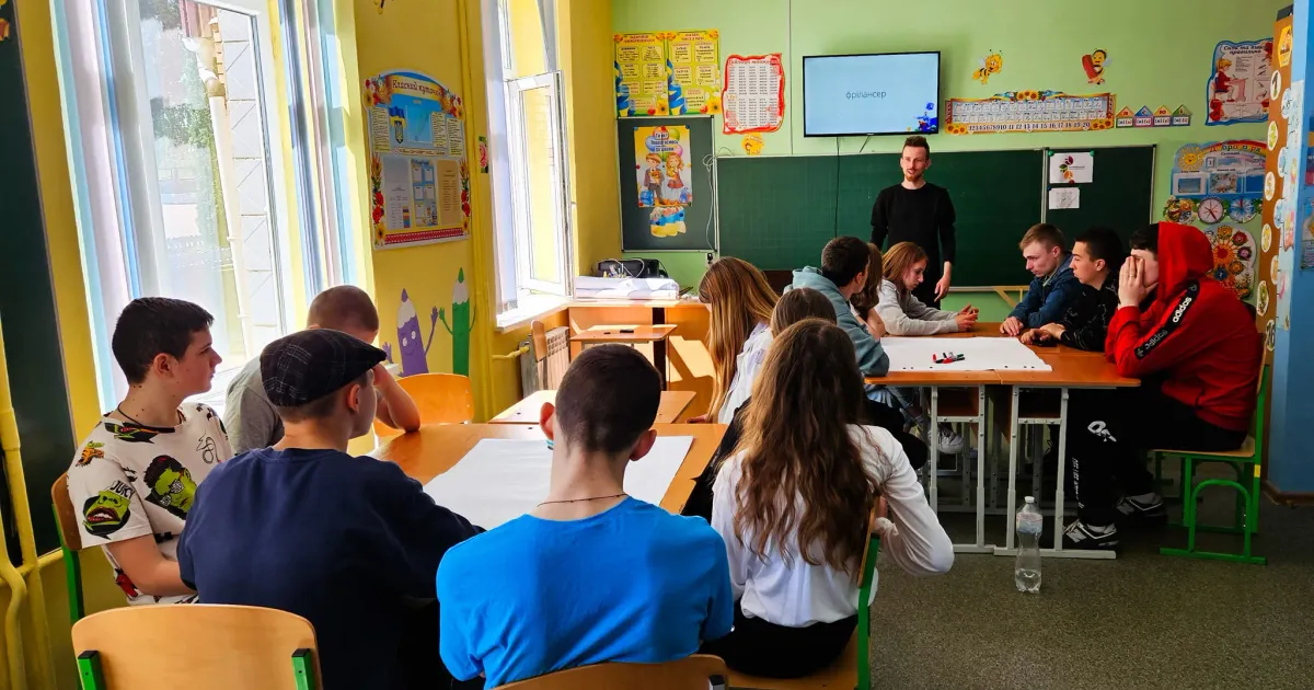 Фото: Краснокутський молодіжний центр Юні краснокутці навчалися фінансовій грамотності на порталі Gromada Group