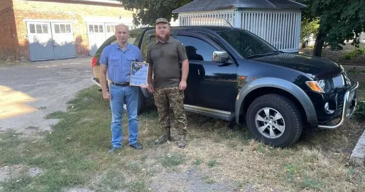 Фото: краснокутський селищний голова Ірина Карабут Краснокутська громада придбала та передала українським захисникам черговий автомобіль на порталі Gromada Group