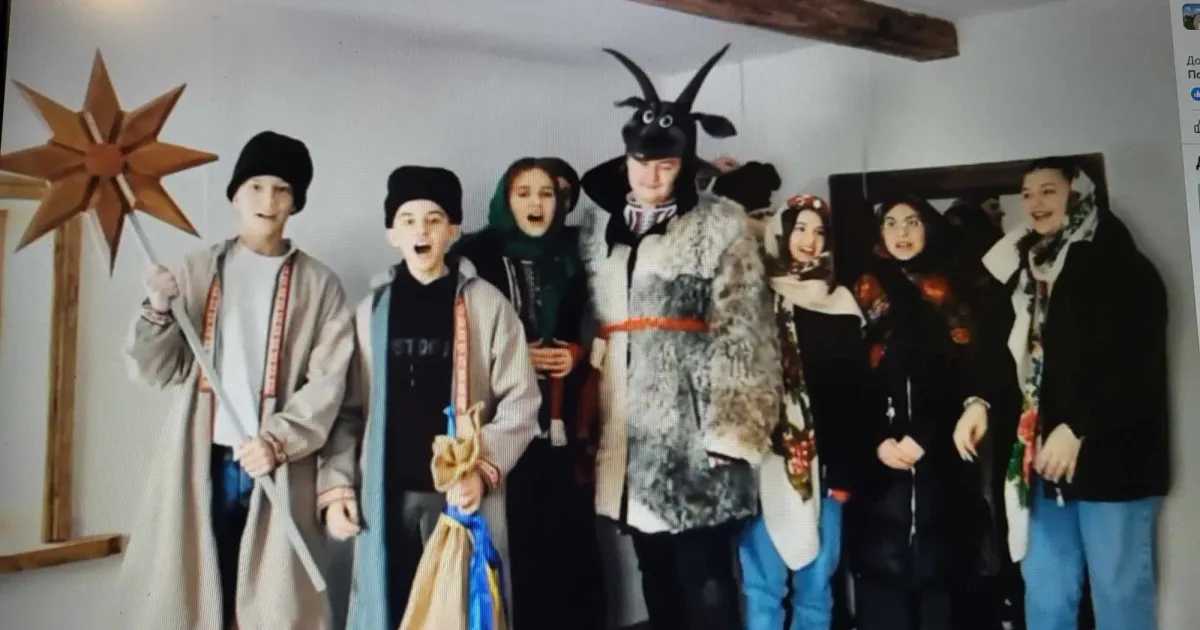 Скриншот з відео «Весела щедрівка» від Краснокутського ліцею №1 на порталі Gromada Group
