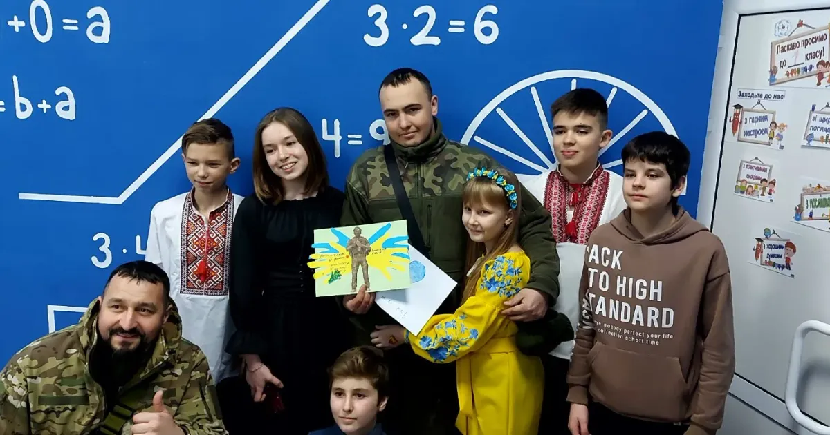 Фото Facebook Освіта, молодь та спорт Краснокутщини Учні Мурафського ліцею зустрілися із захисниками на порталі Gromada Group