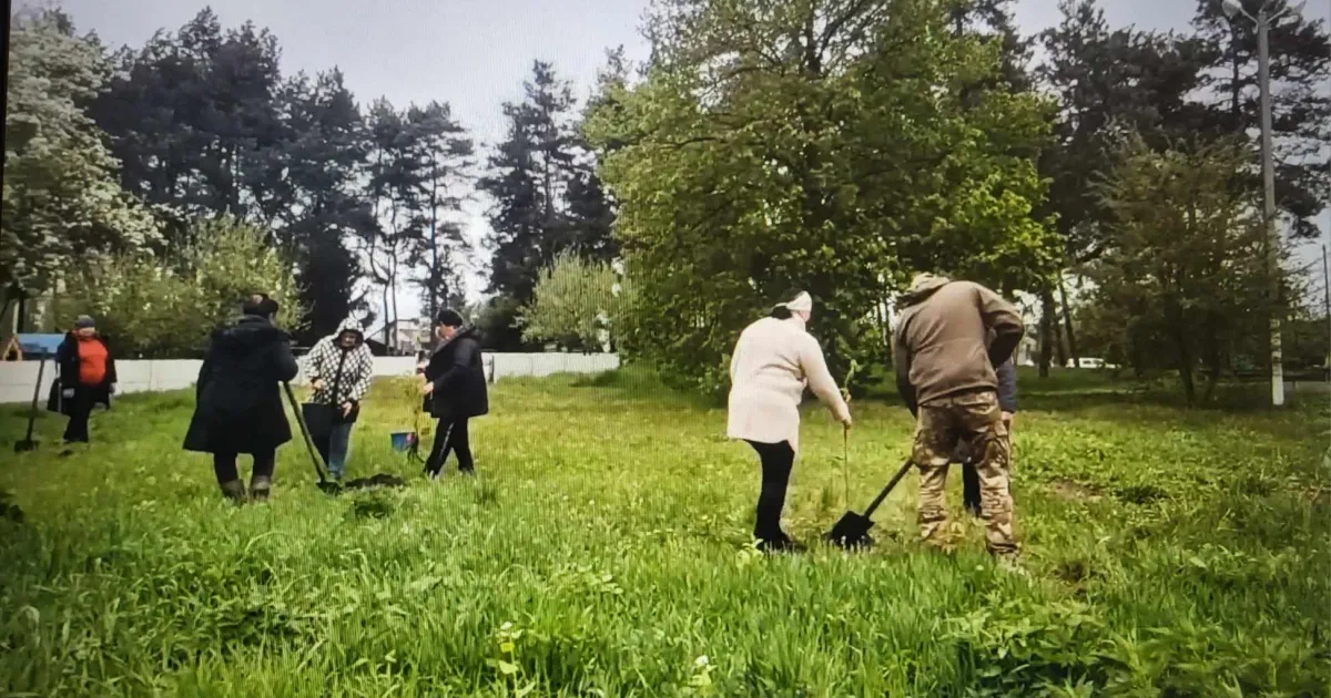 Скриншот з відео Алея пам’яті на честь Героя України - пілота Владислава Рикова з'явилася у Мурафі на порталі Gromada Group