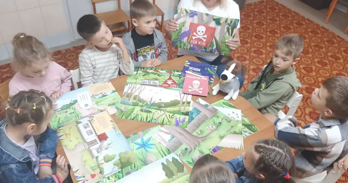 Фото ОСВІТА, МОЛОДЬ ТА СПОРТ КРАСНОКУТЩИНИ Пес Патрон навчає краснокутську малечу на порталі Gromada Group