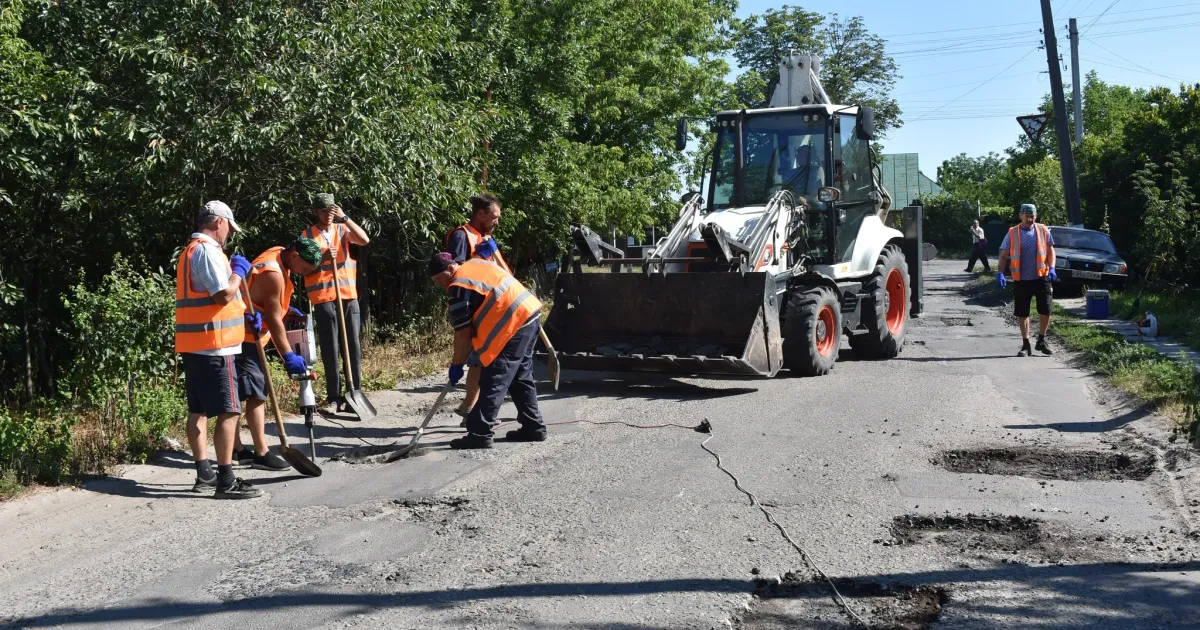 Фото КРАСНОКУТСЬКА СЕЛИЩНА РАДА У центрі Краснокутську проводиться ремонт дорожнього покриття - можливі обмеження рух на порталі Gromada Group