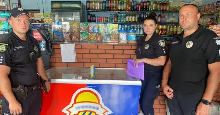 Фото Національна поліція Поліцейські виявили у Любівці факт торгівлі без ліцензії та продаж неповнолітньому алкогольного напою на порталі Gromada Group
